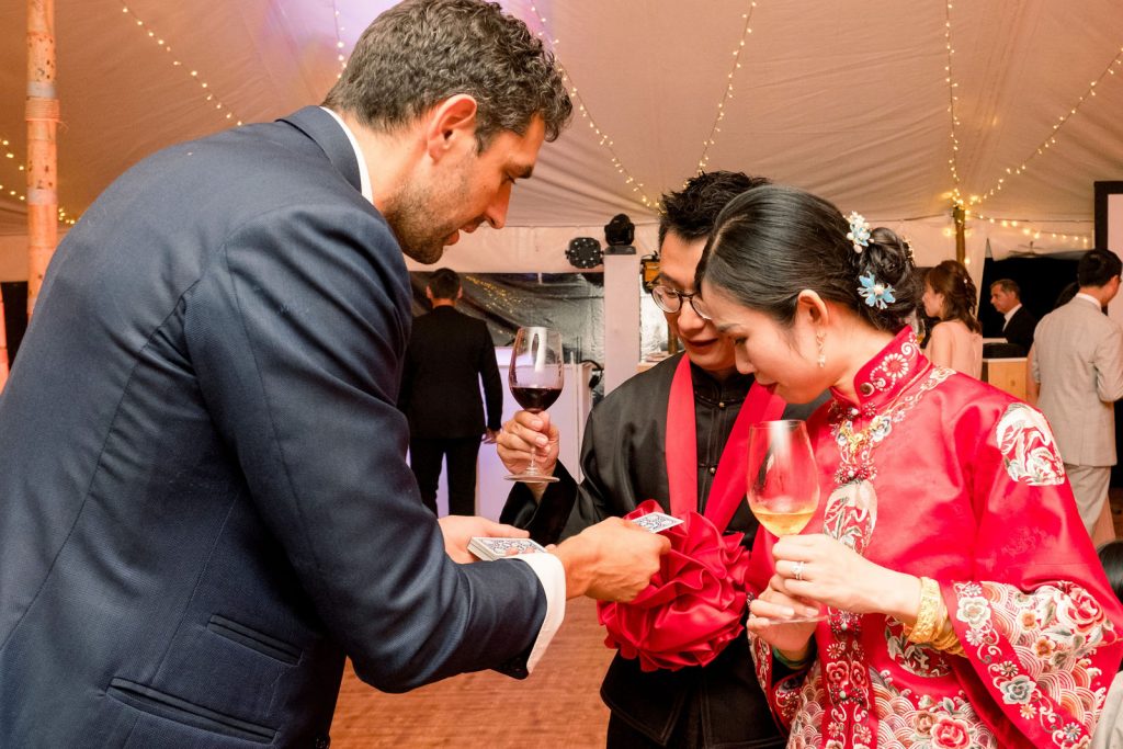 Romain Key présente un tour de cartes aux mariés lors d'un mariage traditionnel chinois