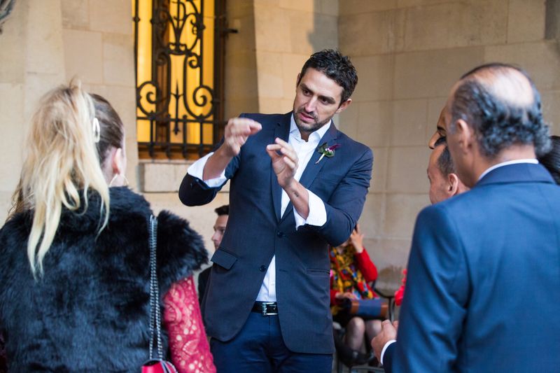 Magicien close-up entre les invités pendant le vin d'honneur d'un mariage à Paris, 120 convives
